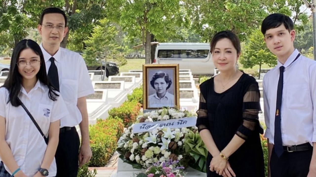 สุดเศร้า กวาง กมลชนก พาครอบครัวส่งคุณแม่ น็อต นุติ ขึ้นสวรรค์ คนในวงการแห่อาลัย