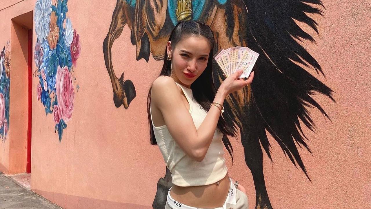 วันนี้รวย แพท ณปภา โชว์ลอตเตอรี่ที่ซื้อมา คอหวยซูมเลขแทบไม่ทัน