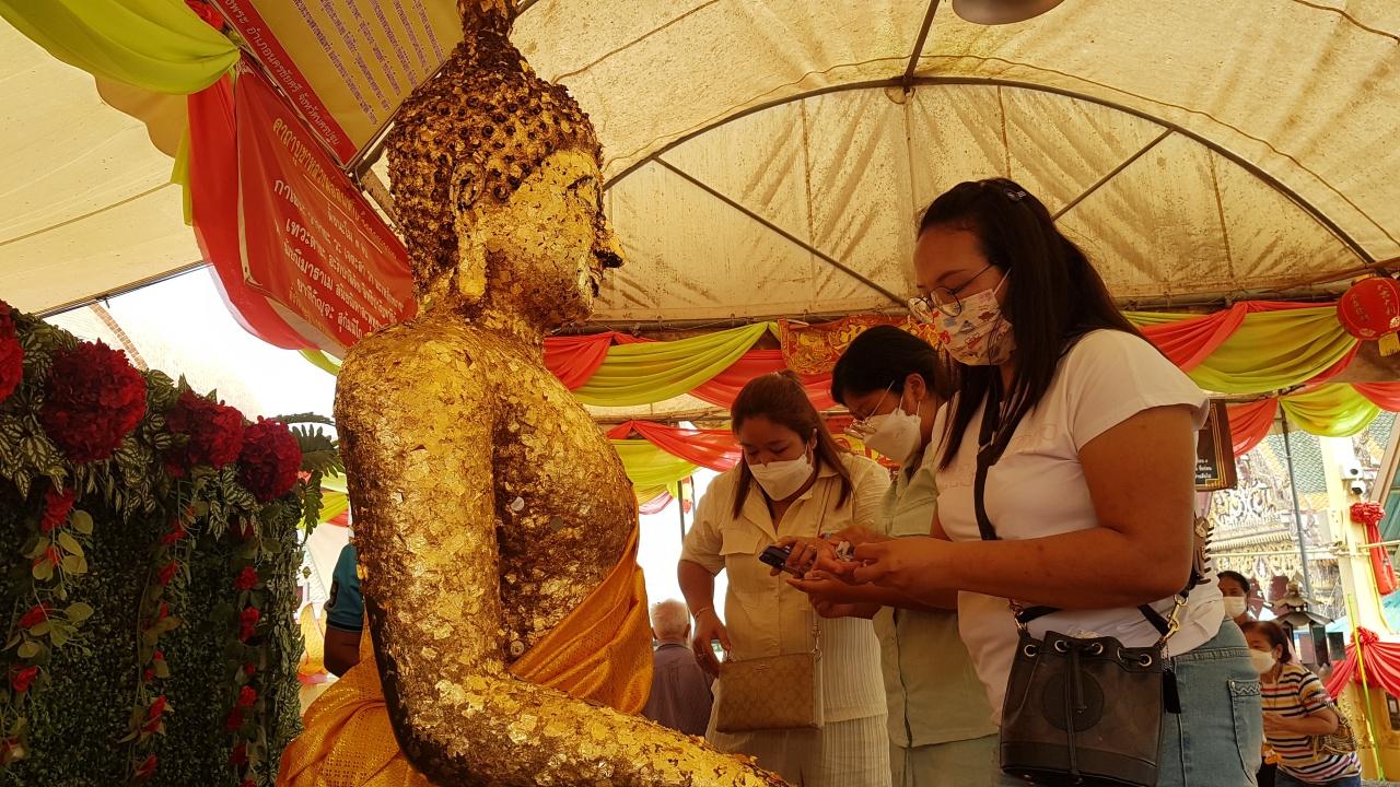 สาวร่วมทำบุญถวายที่ดินกับ "หลวงพ่อสมหวัง" ไม่ลืมนำ "เลขที่โฉนด" ไปลุ้นโชค 16/3/66
