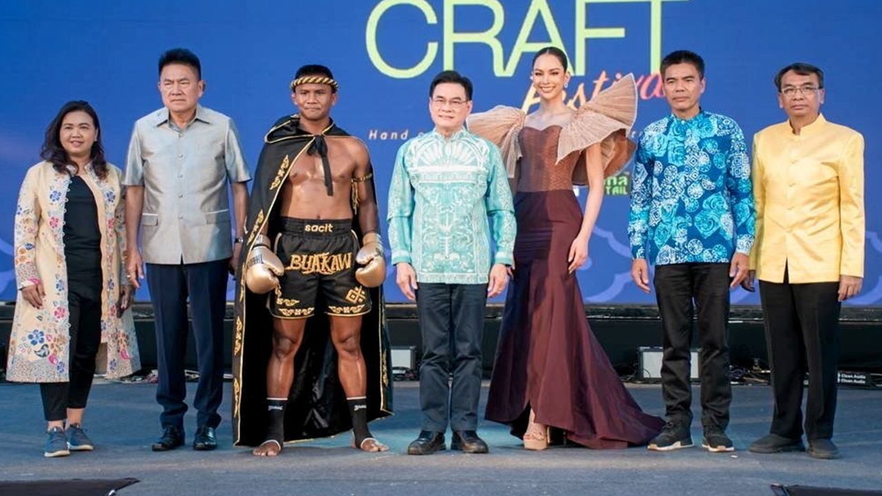 ใช้ผ้าไทย - จุรินทร์ ลักษณวิศิษฏ์ รมว.พาณิชย์ เปิดงาน “Andaman Craft Festival” เพื่อเผยแพร่ผ้าไทยให้เป็นที่รู้จักในระดับโลก พร้อมแนะนำ กางเกงมวยผ้าไหมไทย โดยมี พล.ต.ต.วิชัย สังข์ประไพ, ภาวี โพธิ์ยี่ และ ดนัย สุนันทารอด มาร่วมงานด้วย ที่ลานมังกร จ.ภูเก็ต วันก่อน.