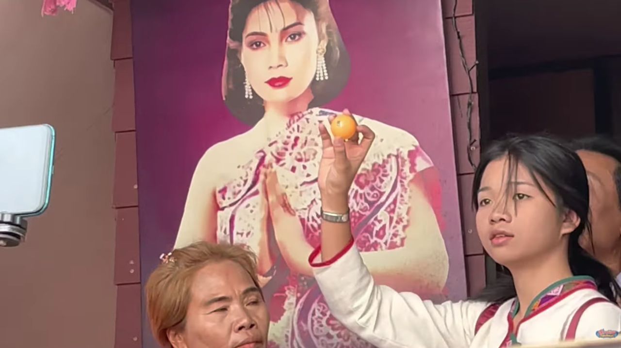 อุ๋งอิ๋ง เพชรบ้านแพง นางเอกหมอลำรุ่นลูก มาที่ศาลแม่ฮันนี่ ศรีอีสาน 