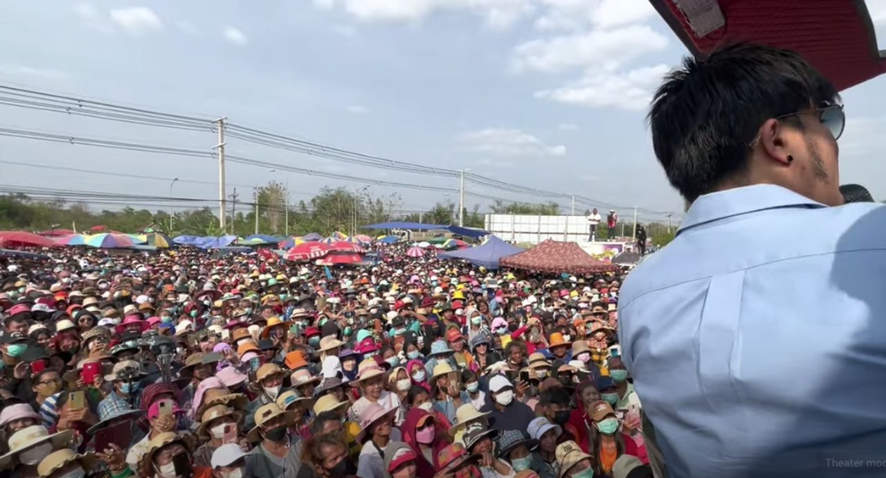 คนที่มาติดตามบริเวณศาลแม่ฮันนี่ ศรีอีสาน