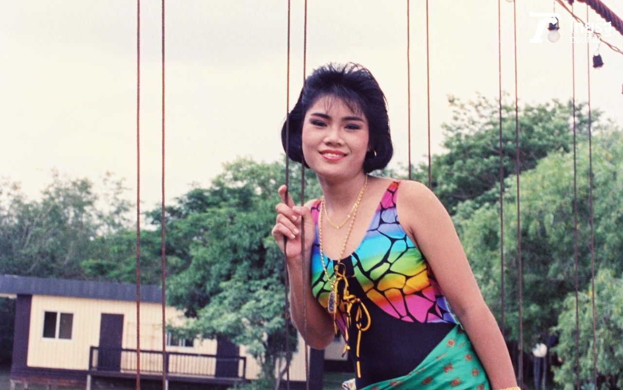 ฮันนี่ ศรีอีสาน ระหว่างถ่ายชุดว่ายน้ำ คอลัมน์มาลัยไทยรัฐ 