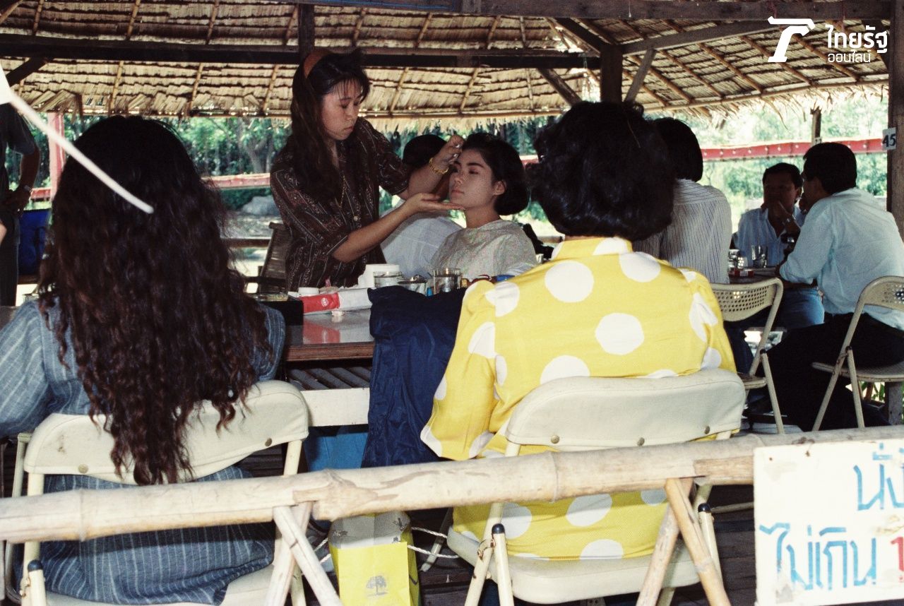 ฮันนี่ ศรีอีสาน กำลังแต่งหน้าก่อนถ่ายแบบ 