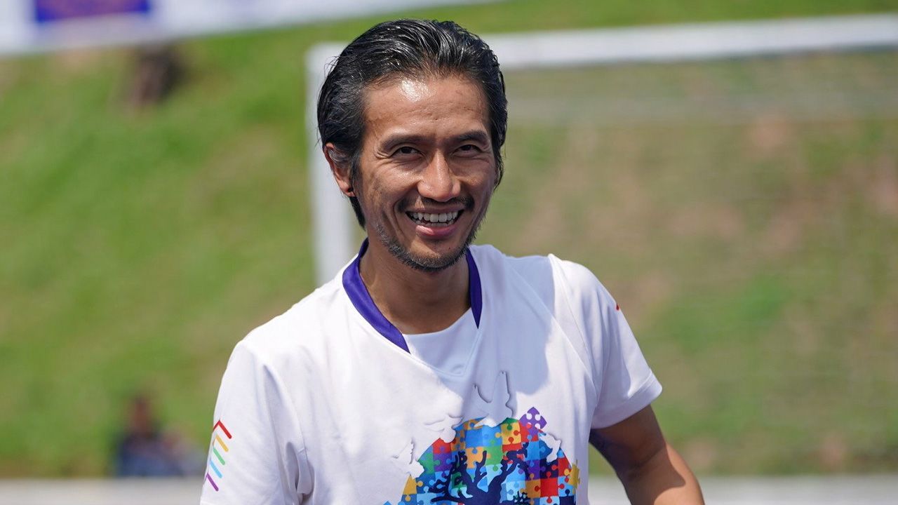 หวนลงฟาดแข้งนัดพิเศษ ตูน-อาทิวราห์ ประเดิมเปิดสนามฟุตบอลหญ้าเทียมสีน้ำเงินโครงการ 100 สนามฟุตบอล สร้างพลังเยาวชนไทยของคิง เพาเวอร์ 15 มี.ค. ร.ร.บ้าน แซววิทยาคม จ.เชียงราย.