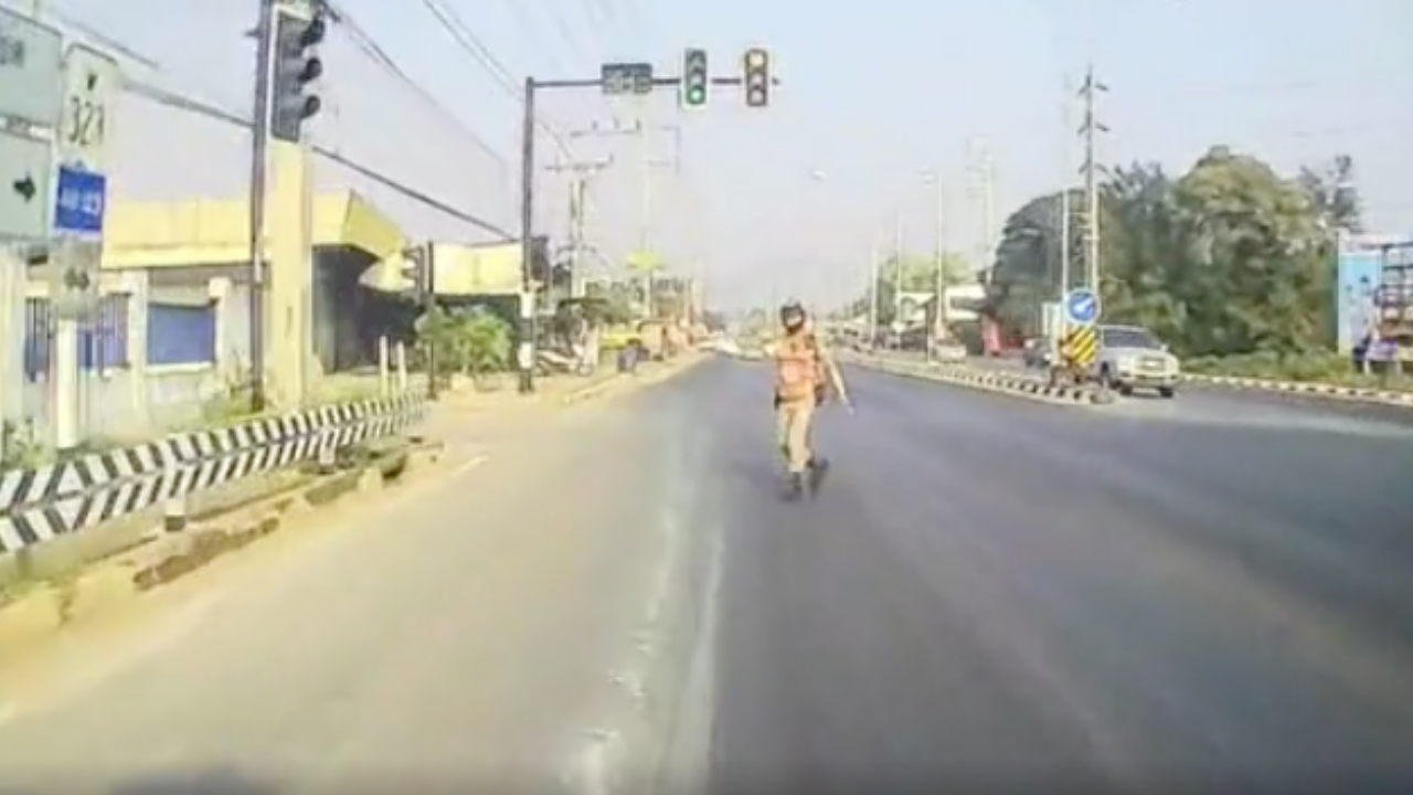ฟัง 2 มุม ปม "ตำรวจจราจร" ตบหมวกกันน็อกสาว กลางแยกไฟแดง