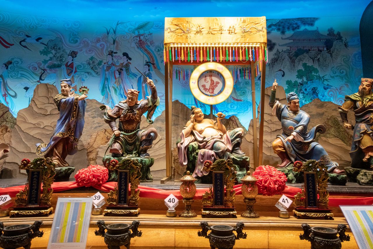 วัดหว่องไท่ซิน ขึ้นชื่อเรื่องการผสมผสานอิทธิผลมาจากลัทธิเต๋า ศาสนาพุทธ และลัทธิขงจื๊อ ไว้ด้วยกัน