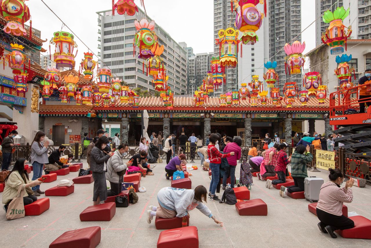 บรรยากาศการขอพรภายในวัดหว่องไท่ซิน