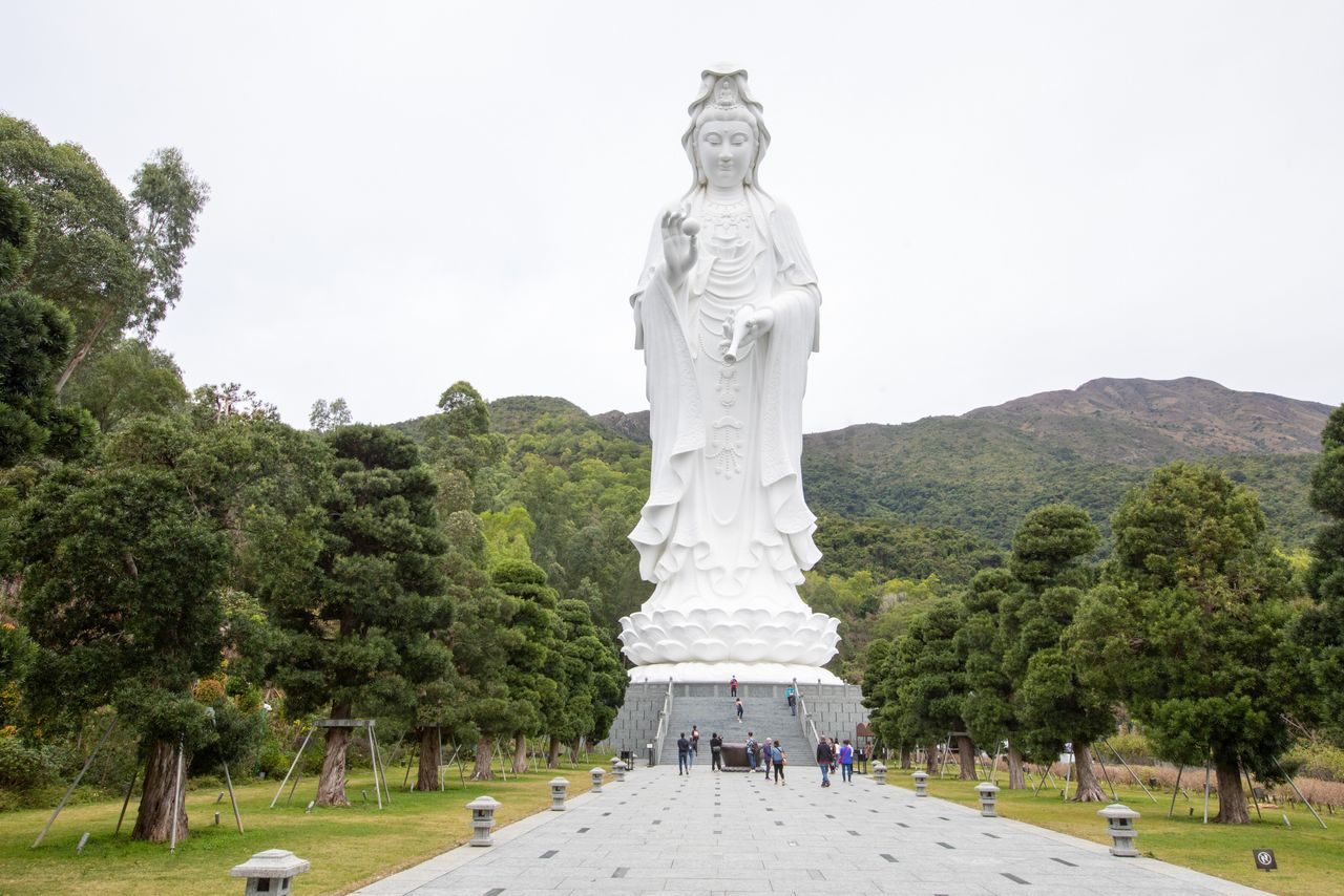 รูปปั้นของเจ้าแม่กวนอิมองค์สีขาว ที่มีความสูง 76 เมตร เทียบเท่าตึกสูง 23 ชั้น
