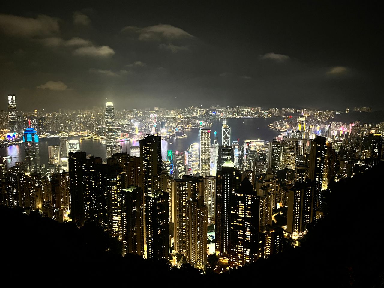 เมื่อมาถึง Sky Terrace สามารถมองเห็นวิวแบบพาโนรามา และได้เห็นความสวยงามของอ่าววิคตอเรีย 