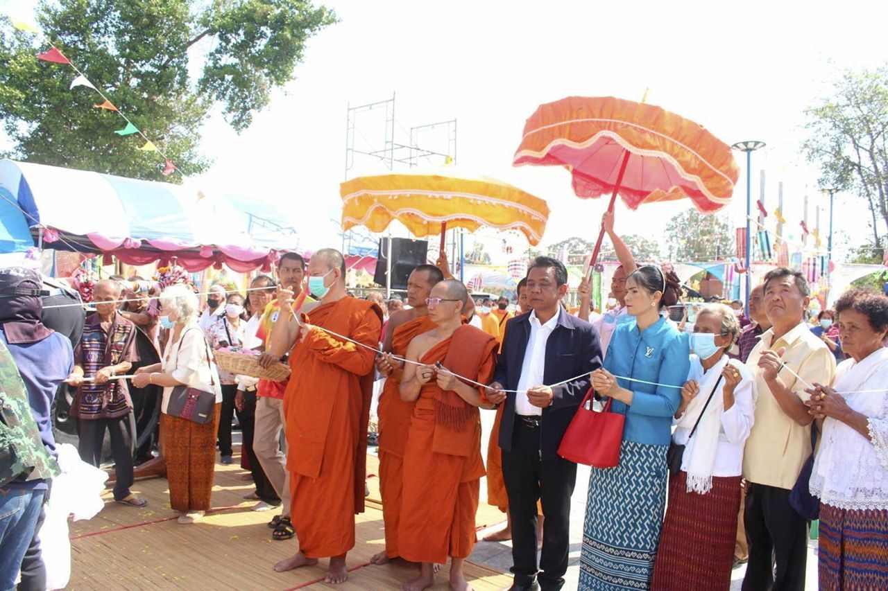 พระครูปลัดทองใบ สุปภาโส เจ้าอาวาสวัดโนนสะอาด อ.เมือง จ.ร้อยเอ็ด พร้อมพุทธศาสนิกชน ร่วมกันประกอบพิธียกช่อฟ้า อุโบสถหลังใหม่.