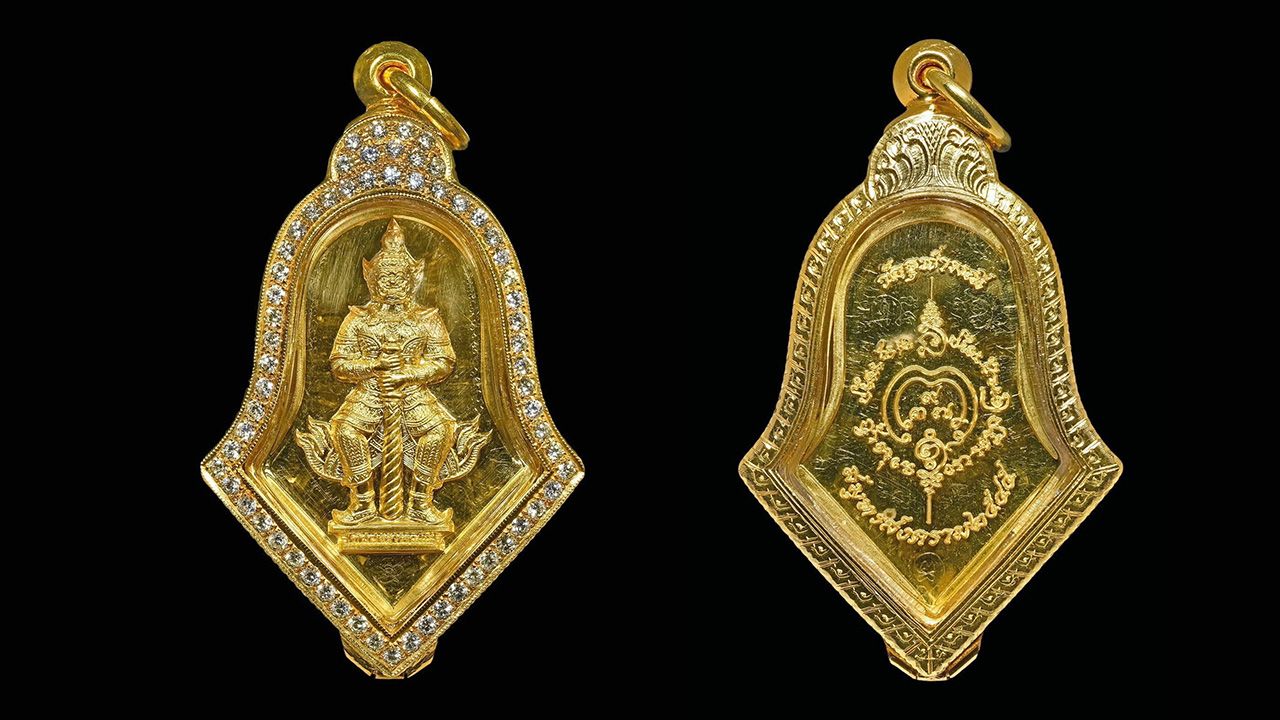 เหรียญท้าวเวสสุวรรณ เนื้อทองคำ พ.ศ.๒๕๔๕ พระอาจารย์อิฏฐ์ วัดจุฬามณี ของเสี่ยวิสูตร เจริญยนต์.