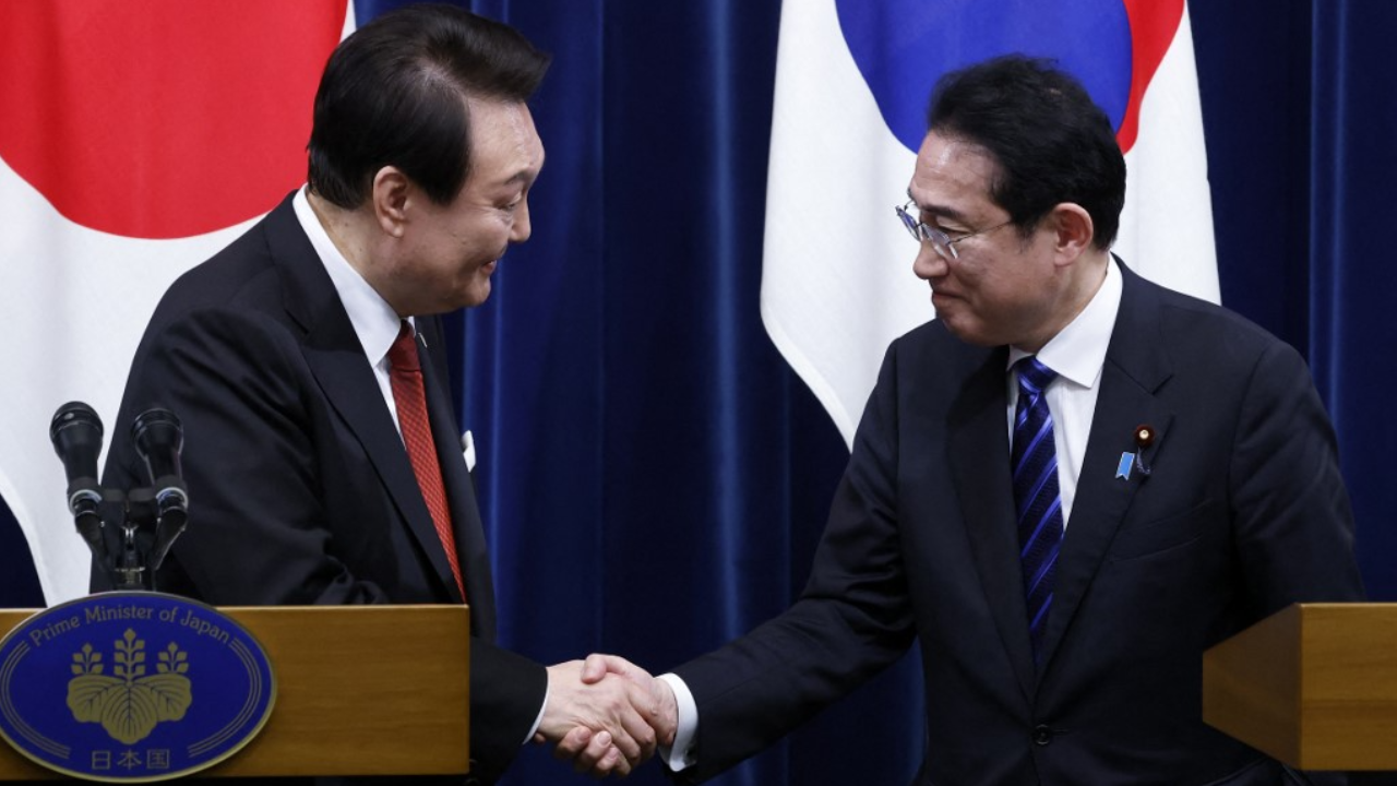 ผู้นำญี่ปุ่น-เกาหลีใต้ ร่วมประชุมสุดยอดทวิภาคี บรรลุข้อตกลงฟื้นความสัมพันธ์