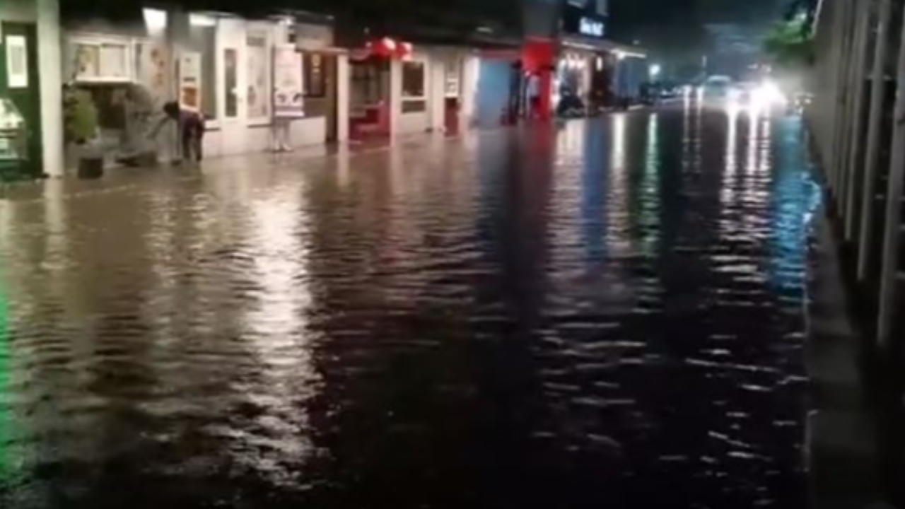 "พายุฝนถล่มเชียงใหม่" อ.เมืองอ่วม เจอลม-ลูกเห็บ ถนนจม-ข้าวของปลิวว่อน