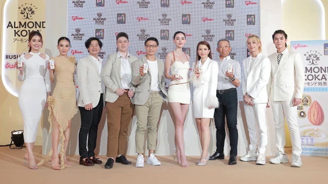 สวยสุดปัง - เฉลิมพงษ์ ดรงค์สุวรรณ กรรมการผู้จัดการ บริษัท ไทยกูลิโกะ จำกัด จัดงาน “Glico Almond Koka Thailand: 1st Launch” คว้าตัวนางเอกสาวสวยสุดฮอต ใหม่–ดาวิกา โฮร์เน่ ทำหน้าที่พรีเซนเตอร์เปิดตัว Almond Koka (อัลมอนด์ โคกะ) พร้อมด้วย บอส–โนอึล มาร่วมชิมเมนูพิเศษ ณ ศูนย์การค้าเซ็นทรัลเวิลด์ วันก่อน.