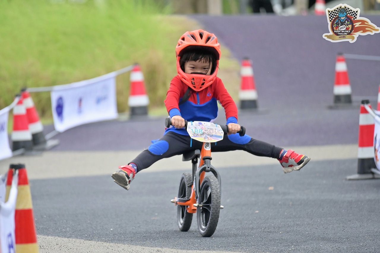 เด็กที่เข้าร่วมการแข่งขัน “จักรยานขาไถ” (Balance Bike) อย่างตั้งอกตั้งใจและมีความสุขที่ได้เข้าร่วมการแข่งขัน พร้อมโชว์ความสามารถและลีลาของแต่ละคนอย่างเต็มที่.