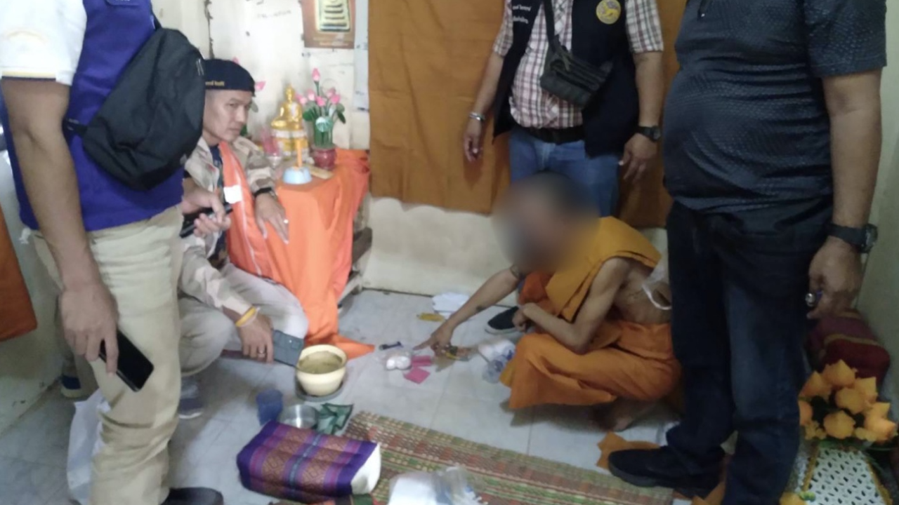 จับหลวงพี่ พ้นโทษมาบวชใช้กุฏิเป็นที่พักยา ของกลางกว่า 5 พันเม็ด