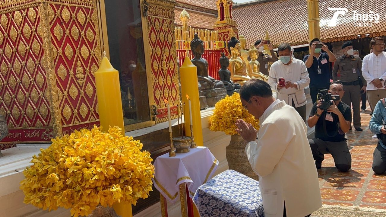 พลเอกประยุทธ์ จันทร์โอชา นายกรัฐมนตรีและรัฐมนตรีว่าการกระทรวงกลาโหม ทำพิธีบำเพ็ญกุศลให้ครูบาเจ้าศรีวิชัย พร้อมกับสืบชะตาหลวงในพระวิหาร