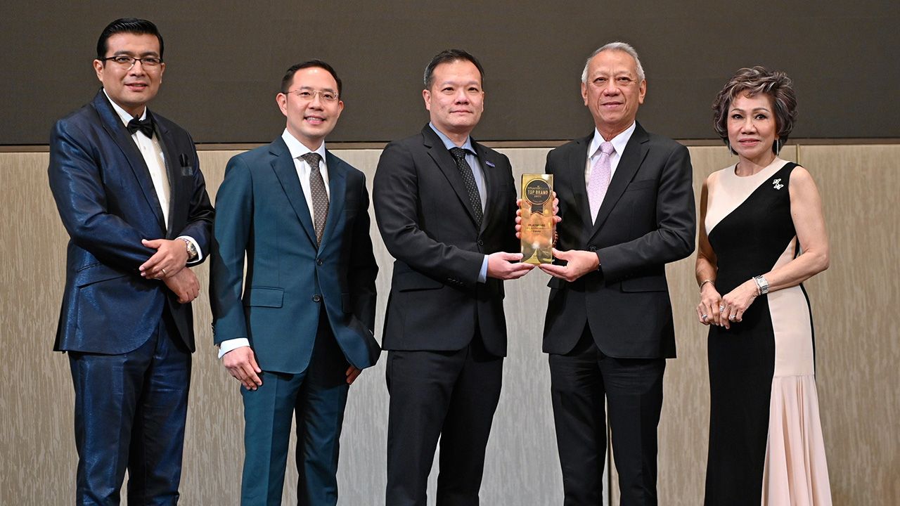 ดีใจมาก พิพัฒน์ รัชกิจประการ รมว.การท่องเที่ยวและกีฬา มอบ Asia’s Top Influential Brands Awards 2022 รางวัลสำหรับแบรนด์ทรงอิทธิพลต่อผู้บริโภค สาขาลูกอมและขนม ให้ จักษ์ ลีละเทพาวรรณ และ เจสซี่ หว่อง กก.บห.แบรนด์เพลย์มอร์ ที่โรงแรมชาเทรียม แกรนด์ วันก่อน.