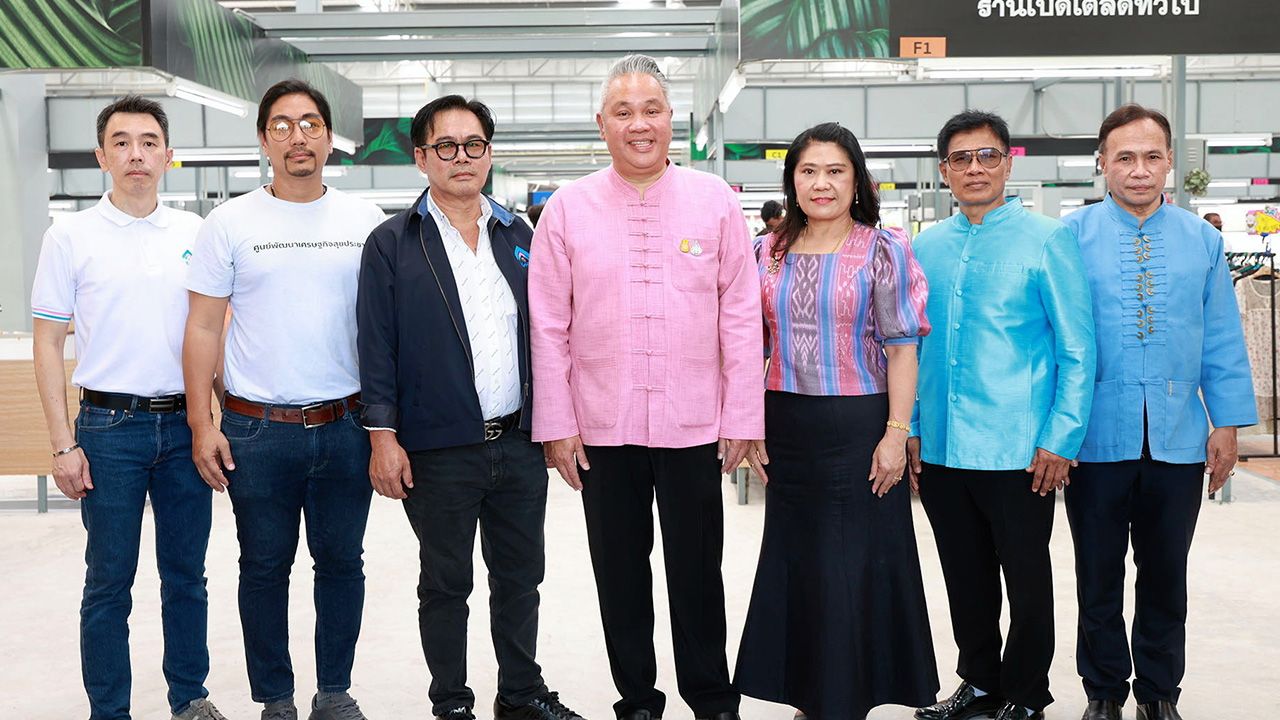 ตลาดสด ทวีพงษ์ วิชัยดิษฐ ผู้ว่าการการเคหะแห่งชาติ เปิดตลาด “สุขประชามาร์เก็ต ฉลองกรุง” ร้านขายของสดและอาหารกว่า 150 แผง เพื่อสร้างรายได้ให้ผู้เช่าโครงการบ้านเคหะสุขประชา โดยมี พิษณุพร อุทกภาชน์ และ ฐิตาภรณ์ ลาภเกียรติเสรี มาร่วมงานด้วย ที่ถนนฉลองกรุง วันก่อน.