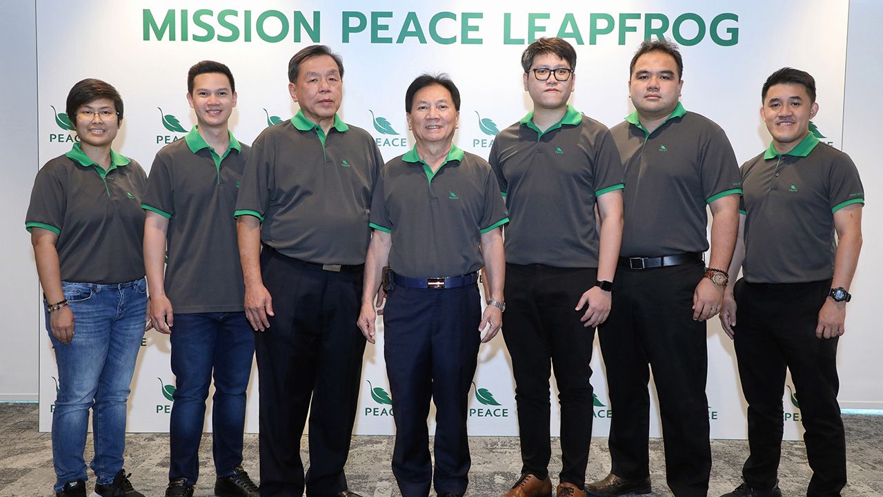 โปรดทราบ ประสพศักดิ์ ศิริโสภณา แถลงข่าวประกาศนโยบายและแผนงานดำเนินธุรกิจปี 2566 ของบริษัทพีซแอนด์ลีฟวิ่ง พร้อมเติบโตแบบก้าวกระโดดตามเป้าหมาย โดยมี สุทธิชัย พูนลาภทวี, โดม ศิริโสภณา และ ฉันทวิทย์ โอฬารรัตนชัย มาร่วมงานด้วย ที่อาคาร FYI เซ็นเตอร์ วันก่อน.