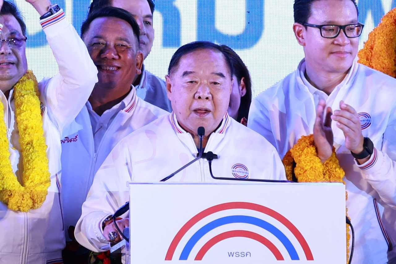 พล.อ.ประวิตร วงษ์สุวรรณ หัวหน้าพรรคพลังประชารัฐ ขึ้นกล่าวปราศรัยครั้งแรก “พลังใหม่ พลังกรุงเทพ พลังประชารัฐ” ที่ลานคนเมือง ศาลาว่าการ กทม.
