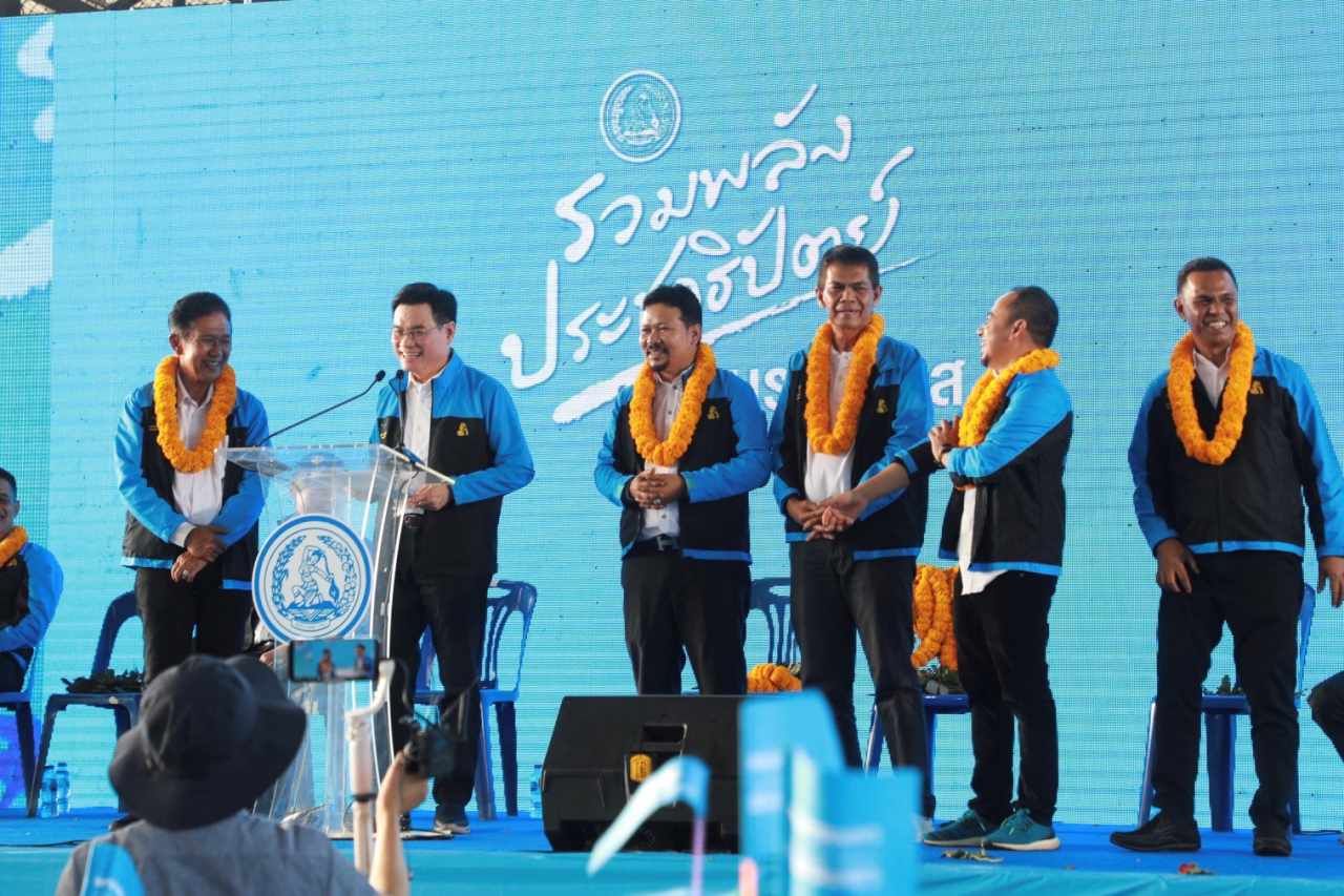 นายจุรินทร์ ลักษณวิศิษฏ์ หัวหน้าพรรคประชาธิปัตย์ ปราศรัยที่บริเวณสนามฟุตบอล L Soccer Park ต.สุไหง โก-ลก  จ.นราธิวาส  