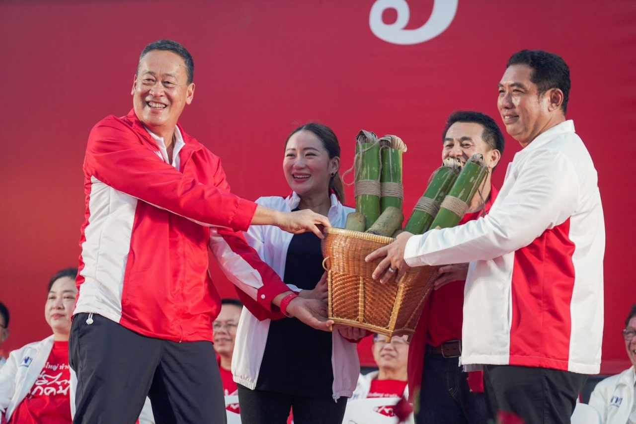 นายสนธยา คุณปลื้ม แกนนำบ้านใหญ่ชลบุรี มอบตะกร้าข้าวหลามแก่ น.ส.แพทองธาร และ นายเศรษฐา เพื่อเป็นสัญลักษณ์ว่าจะได้ชัยชนะอย่างล้นหลาม