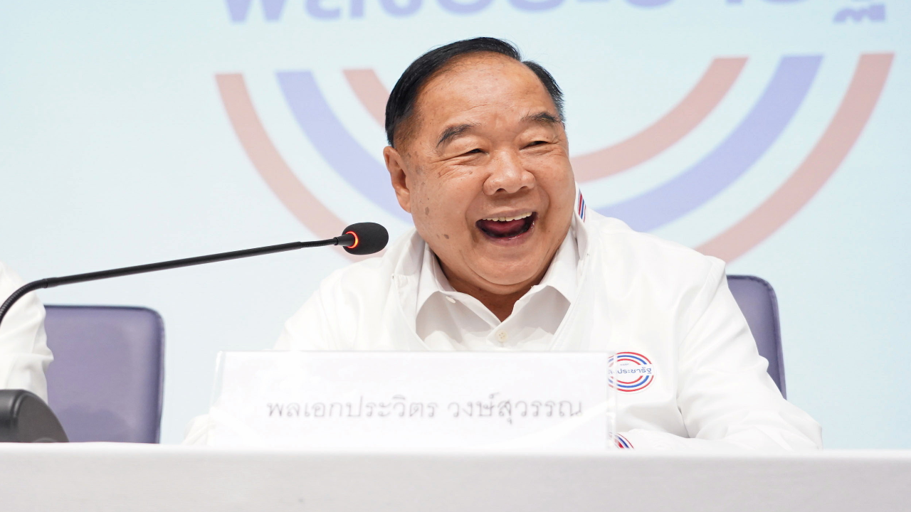 “ลุงป้อม” ตอบภาพร่วมโต๊ะ “อนุทิน” กินข้าวด้วยกันก็เป็นพวกเดียวกันอยู่แล้ว