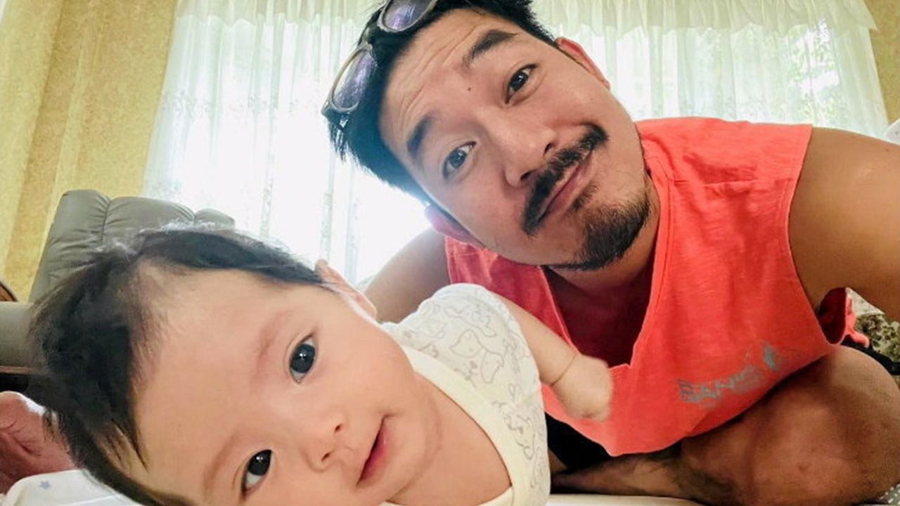 ตอนนี้ดูจะเป็นงานหลักของพ่อไปแล้วสำหรับการ เลี้ยงลูก หนุ่ม เวียร์-ศุกลวัฒน์ โพสต์ภาพขณะเล่นกับ น้องวิริน...อืมม์ ลูกสาวน่ารัก แต่คุณพ่อหน้าหนวด กะจะไว้จนลูกโตเลยใช่มั้ย?