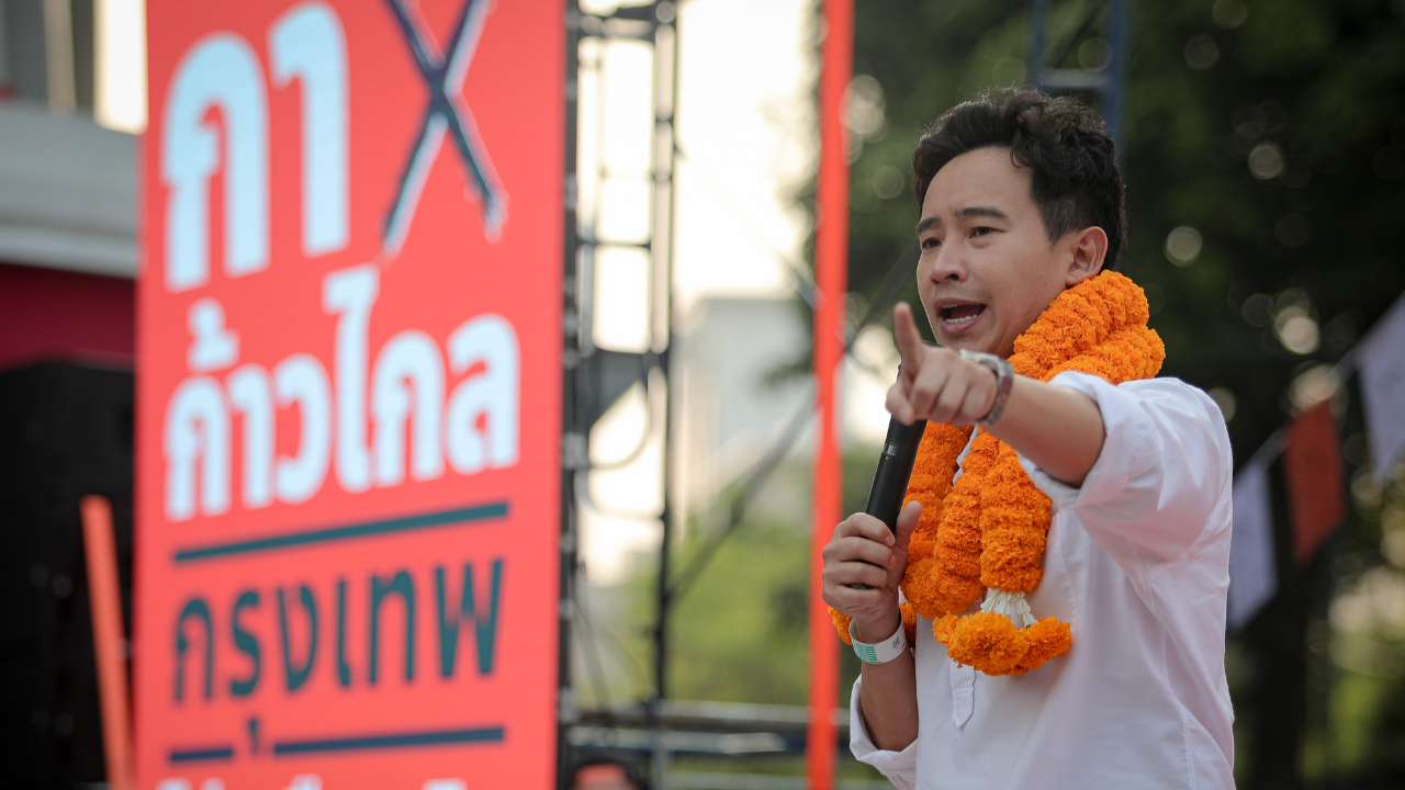 เลือกตั้ง 2566 : "พิธา" เปิดตัวผู้สมัคร กทม.33 เขต เจอป่วนนโยบาย "ใกล้กาว"