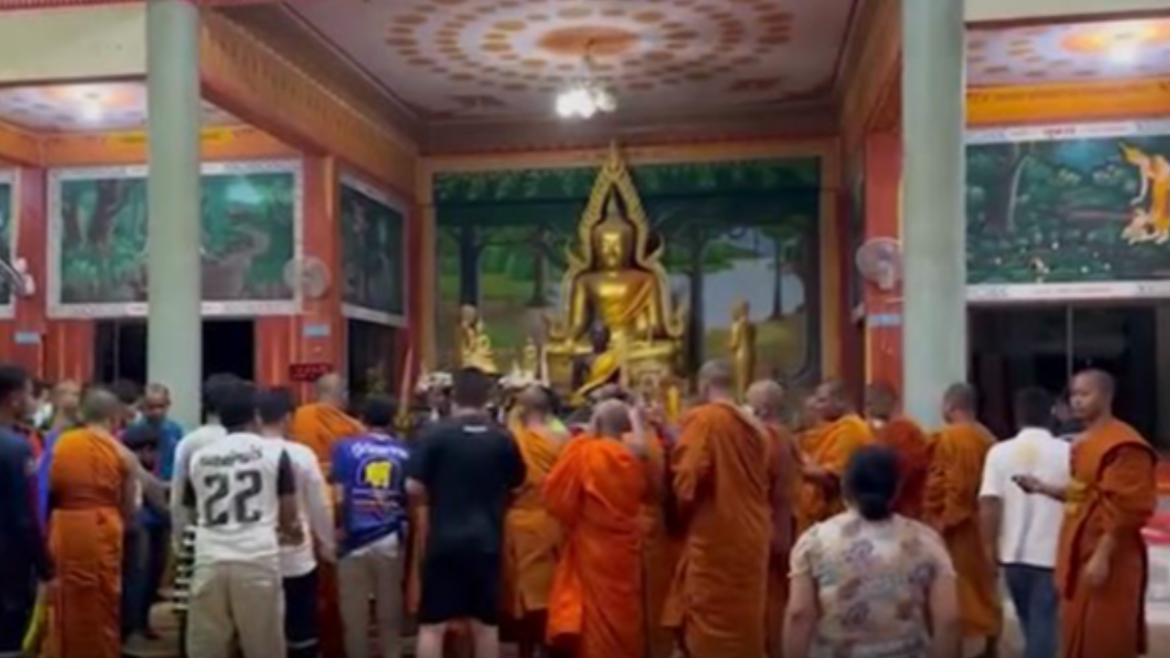 สิ้น "หลวงปู่อึก" เกจิดังเมืองสุริทร์ ละสังขารตรงวันเกิด ศิษย์แห่อาลัย