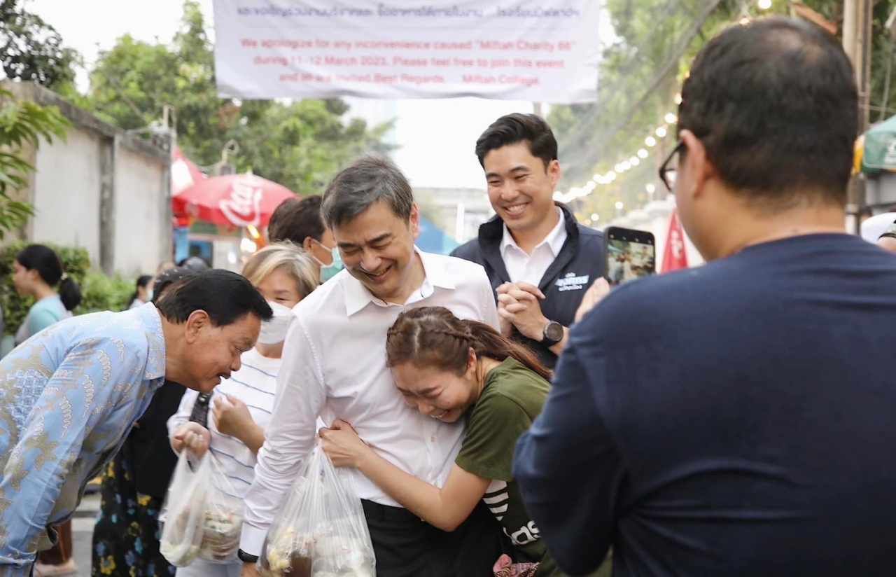 นายอภิสิทธิ์ เวชชาชีวะ อดีตนายกรัฐมนตรีและอดีตหัวหน้าพรรคประชาธิปัตย์ ลงพื้นที่ครั้งแรก พร้อมกับ ร.ต.อ.พงศกร ขวัญเมือง หรือ เอิร์ธ ว่าที่ผู้สมัคร สส. เขตคลองเตย วัฒนา พรรคประชาธิปัตย์ 