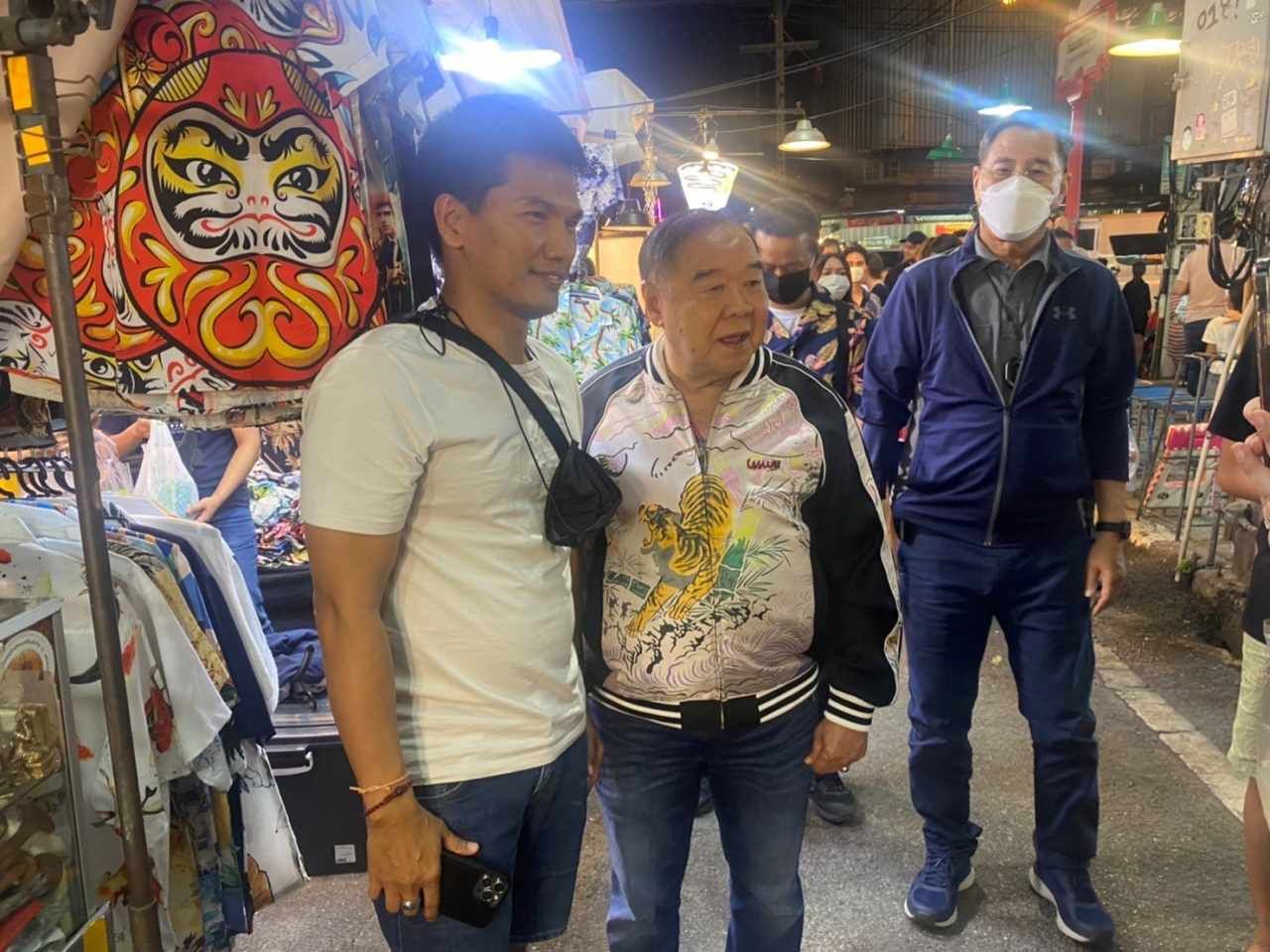 พล.อ.ประวิตร วงษ์สุวรรณ รองนายกรัฐมนตรี ในฐานะหัวหน้าพรรคพลังประชารัฐ ใช้เวลาช่วงวันหยุดลงพื้นที่หัวหิน จ.ประจวบคีรีขันธ์ เป็นการส่วนตัว