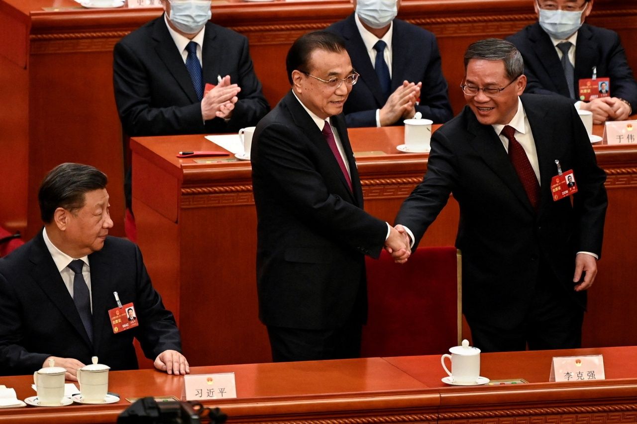 หลี่ เค่อเฉียง จับมือแสดงความยินดีกับนายหลี่ เฉียง ที่ได้รับเลือกให้เป็นนายกรัฐมนตรีคนใหม่ของจีน เมื่อ 11 มี.ค.2566