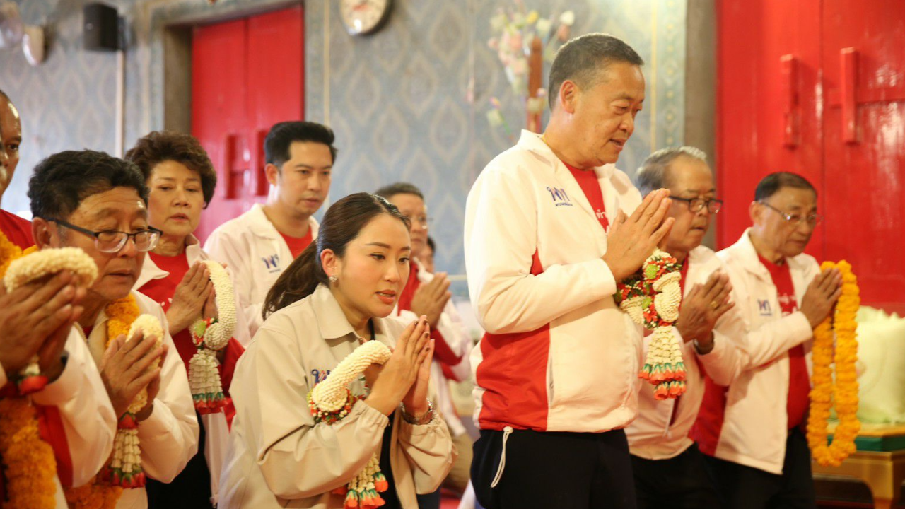 เลือกตั้ง 2566 : “อิ๊งค์” ควง “เศรษฐา” ไหว้พระพิจิตรเอาฤกษ์ ฟุ้ง “พ่อ-อา” ทำดีถึงทุกวันนี้