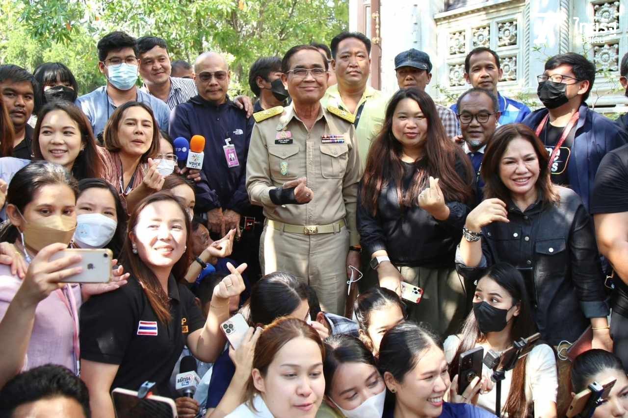 พล.อ.ประยุทธ์ จันทร์โอชา นายกรัฐมนตรีและรัฐมนตรีว่าการกระทรวงกลาโหม มีสีหน้ายิ้มแย้มเดินลงมาถ่ายรูปกับสื่อมวลชนรวมถึงช่างภาพ บริเวณข้างตึกไทยคู่ฟ้า พร้อมทำสัญลักษณ์มินิฮาร์ท