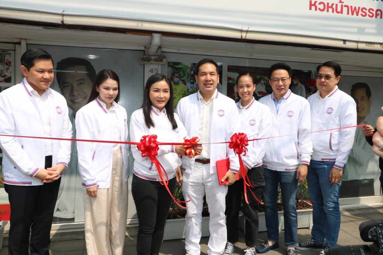นฤมล ภิญโญสินวัฒน์ เหรัญญิกพรรคพลังประชารัฐ ในฐานะผู้ดูแลกำกับการเลือกตั้งพื้นที่ กทม. เปิดศูนย์ประสานงานพรรคประชารัฐ เขตบางซื่อ ดุสิต 