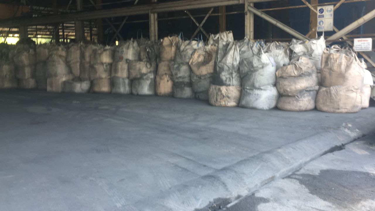 ผงเหล็กจากปราจีนบุรี วางอยู่ในโรงงาน