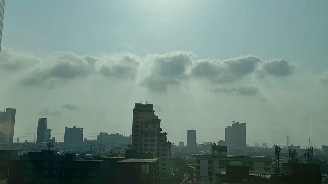 เช้าวันอังคาร คุณภาพอากาศอยู่ในระดับดีมาก ค่าฝุ่น PM 2.5 มีแนวโน้มลดลง