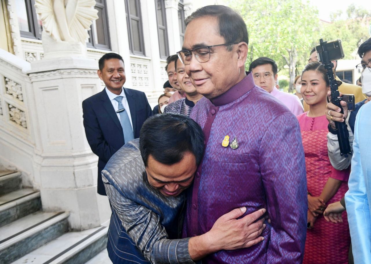 อนุทิน ชาญวีรกูล สวมกอด ประยุทธ์ จันทร์โอชา 