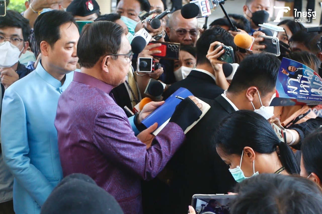 พล.อ.ประยุทธ์ ได้เซ็นหนังสือ “มาเหนือเมฆ” ของตัวเอง ให้ผู้สื่อข่าว