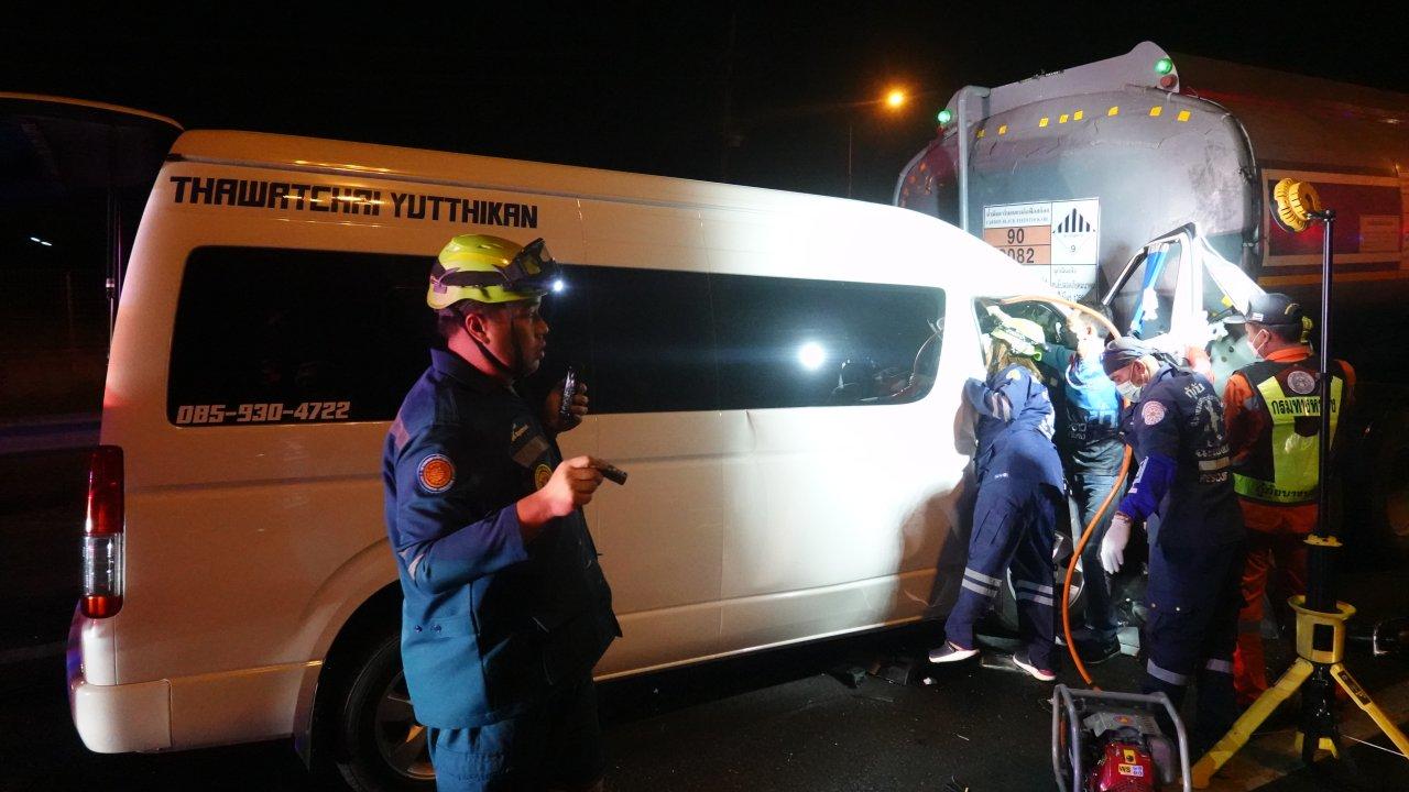 รถตู้วูบชนท้ายรถน้ำมันเจ็บสาหัส 2 ราย บนมอเตอร์เวย์ขาเข้า กทม.ที่บางปะกง