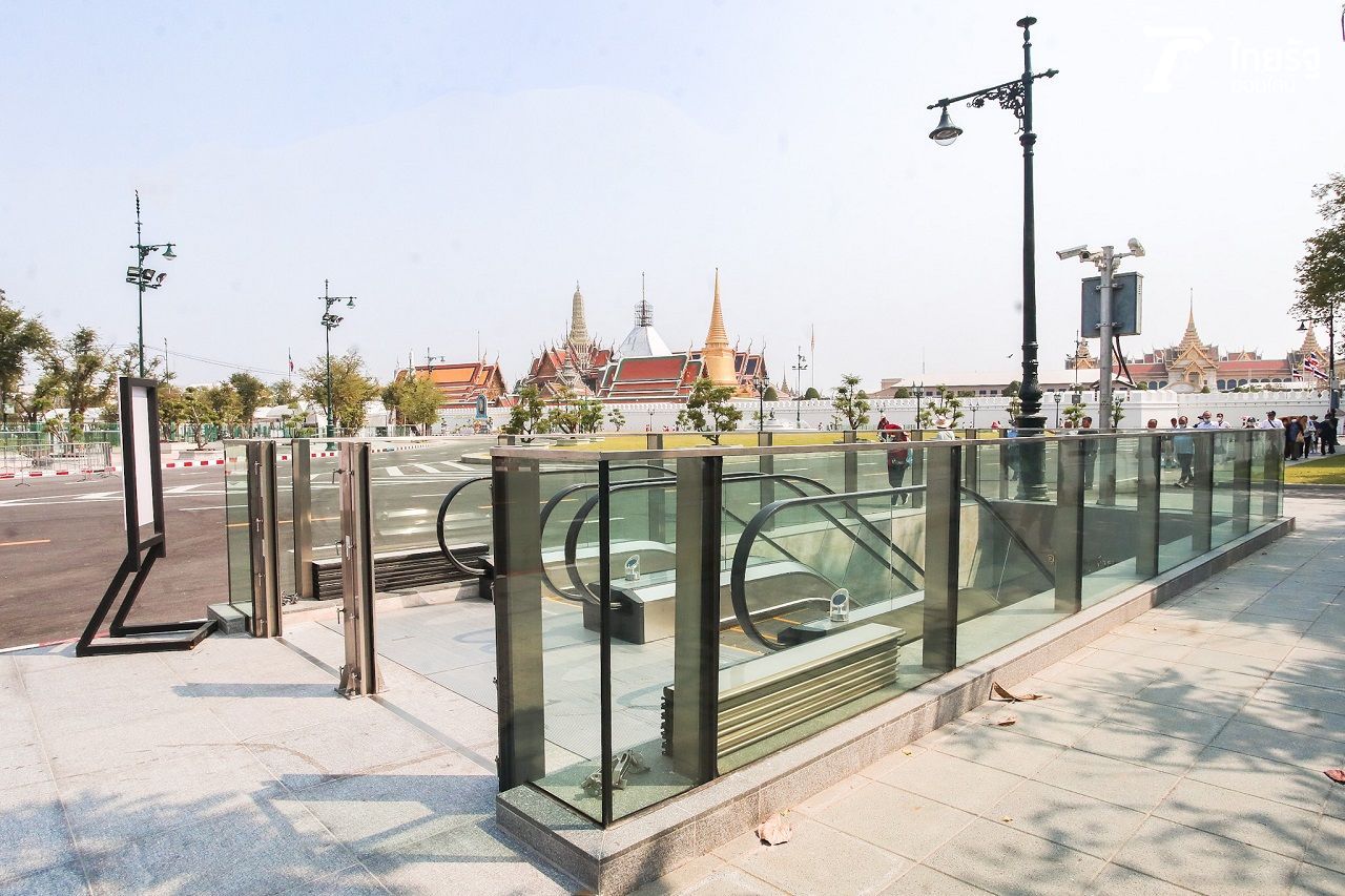 อุโมงค์หน้าพระลาน เป็นอุโมงค์ทางลอดเชื่อมฝั่งระหว่างประตูมณีนพรัตน์ พระบรมมหาราชวัง และศาลหลักเมือง หน้ากรมศิลปากร