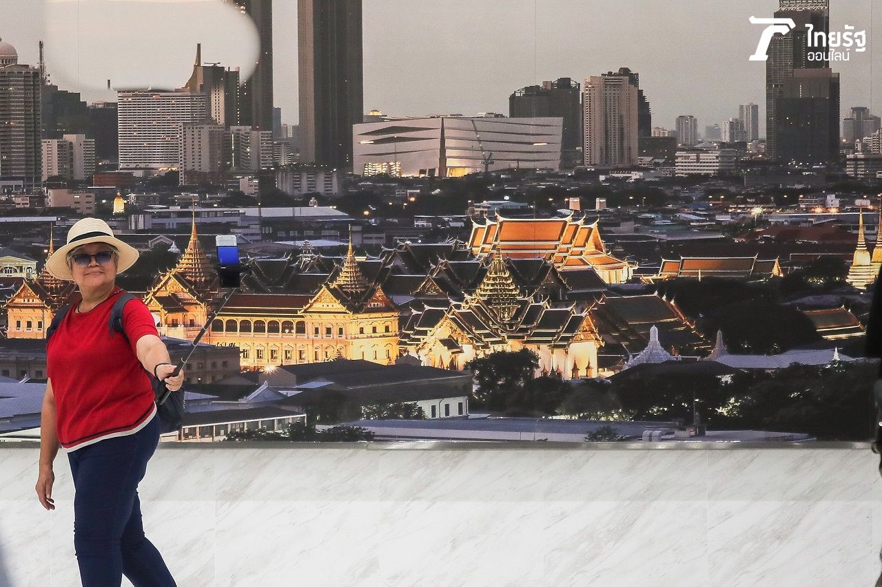 ภายในอุโมงค์หน้าพระลานตกแต่งด้วยภาพเก่าของกรุงเทพฯ ที่หาชมได้ยาก พร้อมมีที่นั่งพักคอย และสิ่งอำนวยความสะดวกให้กับคนทุกเพศทุกวัย