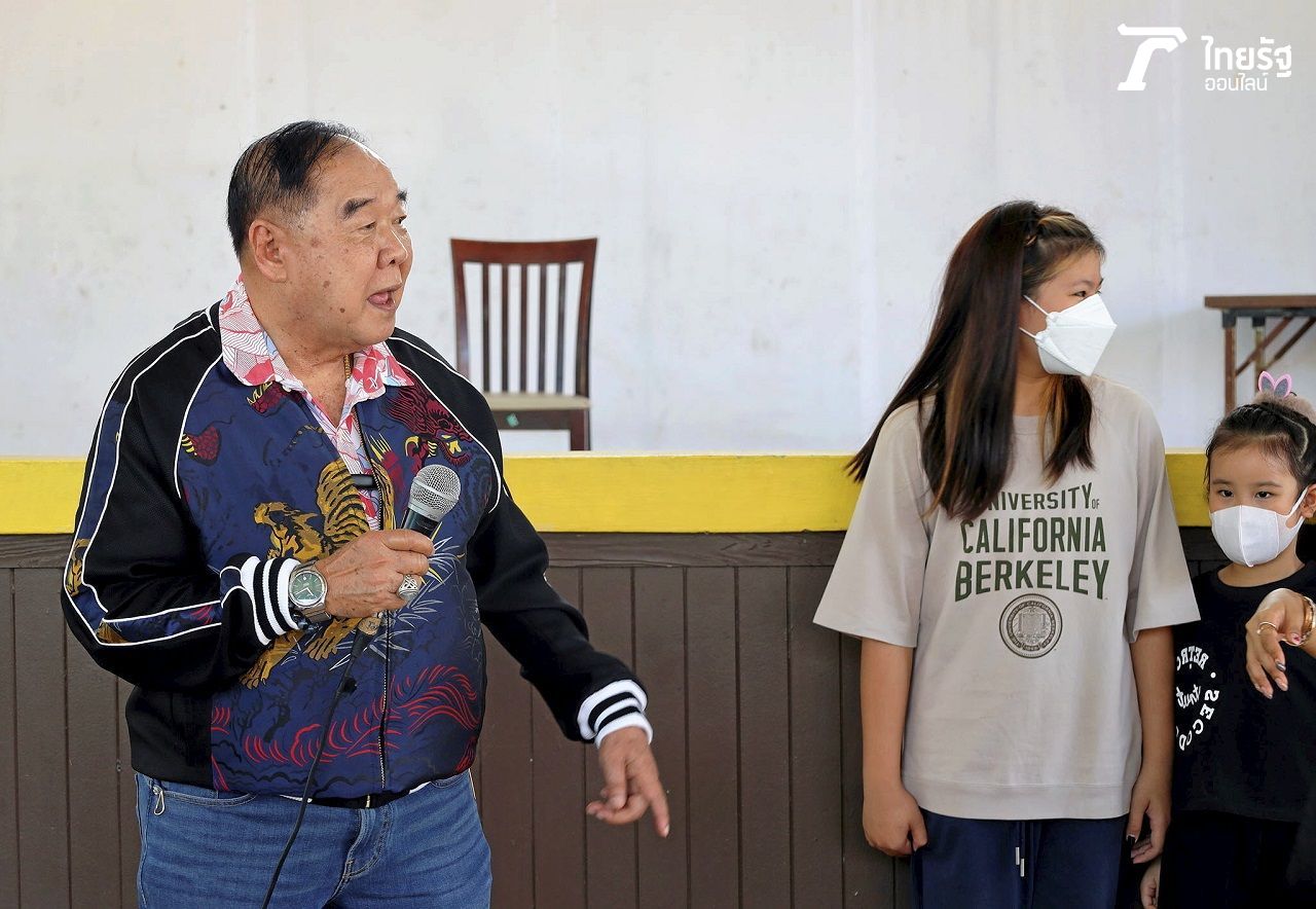 บิ๊กป้อมในลุคทรงอย่างแบดกับเสื้อบอมเบอร์ แจ็กเกต แบรนด์ ISSUE ตัวละ 6,890 บาท พบปะประชาชนรุ่นเยาว์