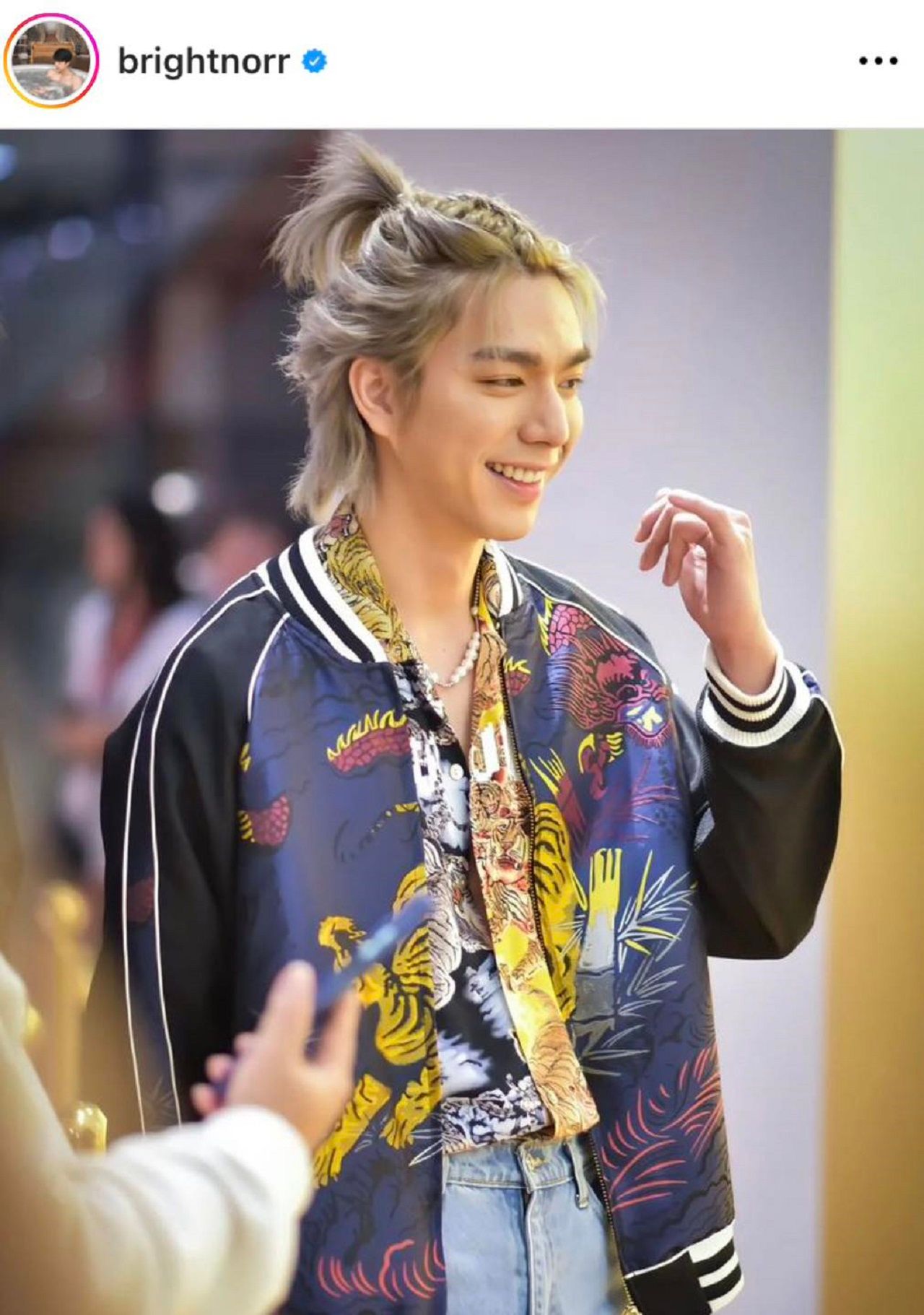 ไบรท์ นรภัทร วิไลพันธุ์ พระเอกดัง ก็ใส่เสื้อรุ่นเดียวกับบิ๊กป้อมเช่นกัน / ภาพจากเพจ ISSUE