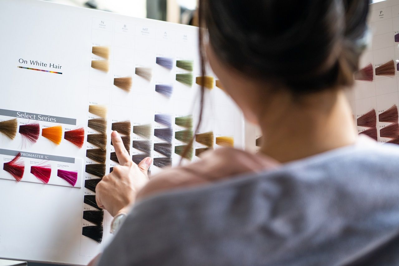 ผมสีน้ำตาล เหมาะกับการย้อมปิดผมหงอกมากกว่าสีดำ และทำให้หน้าสว่างดูอ่อนกว่าวัยได้อย่างเป็นธรรมชาติ