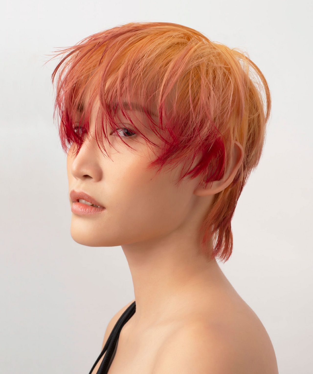 การย้อมผมสีแฟชั่นให้สนุกสนานมีสีสันก็เป็นอีกทางเลือกหนึ่งของการปิดสีผมหงอกของยุคนี้