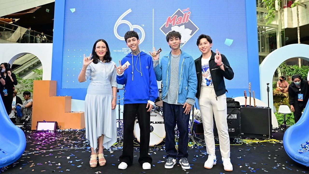 ฟินอย่างบ่อย สุดถนอม กรรณสูต กรรมการ บริษัท อุตสาหกรรมนมไทย จำกัด เจ้าของแบรนด์นมตรามะลิ ฉลอง 60 ปี จัดงานเปิดตัวพรีเซนเตอร์ ฮาย-ธันวา เกตุสุวรรณ และ เซน-นครินทร์ ขุนภักดี จากวง เปเปอร์เพลนส์ ภายใต้คอนเซปต์ “บีบอย่างฟินกินอย่างบ่อย” มีแฟนๆฟันน้ำนมมาร่วมกรี๊ดล้นหลาม ที่เมกา บางนา วันก่อน.